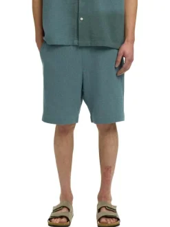 Short en coton vert uni pourvu d'une taille élastiquée et d'une coupe droite