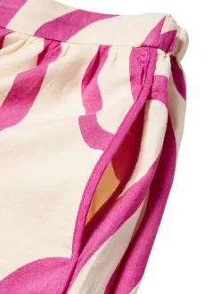 Short en lin rose imprimé abstrait avec une coupe droite et une taille haute
