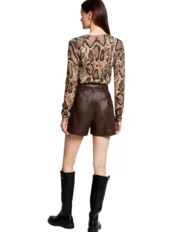 Short en simili cuir marron uni à coupe droite avec une ceinture