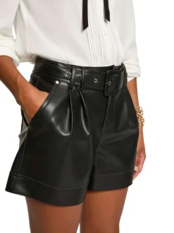 Short en simili cuir noir uni à coupe droite avec une ceinture