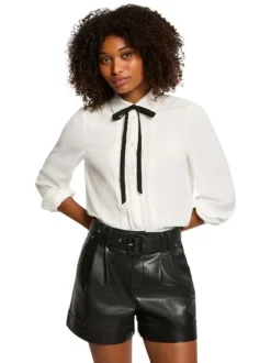 Short en simili cuir noir uni à coupe droite avec une ceinture