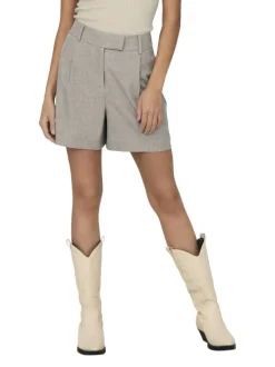 Short gris clair uni avec une coupe chino et des poches latérales