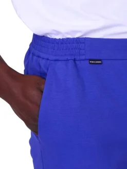 Short jogging bleu uni avec une coupe droite et des poches à l’italienne