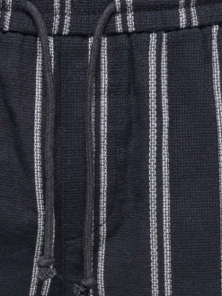 Short jogging marine à rayures pourvu d'une taille élastiquée