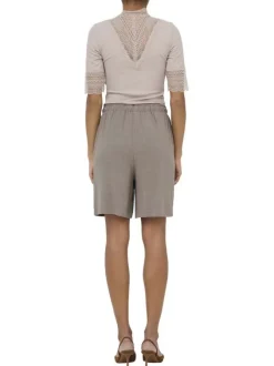 Short jogging taupe uni pourvu d'une taille élastiquée et d'une coupe longue