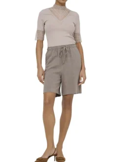Short jogging taupe uni pourvu d'une taille élastiquée et d'une coupe longue