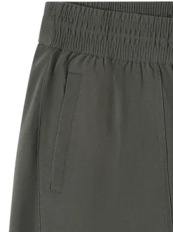 Short kaki uni pourvu d'une coupe large et d'une taille intermédiaire