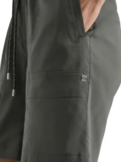 Short kaki uni pourvu d'une coupe large et d'une taille intermédiaire