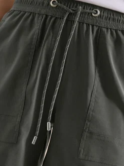 Short kaki uni pourvu d'une coupe large et d'une taille intermédiaire