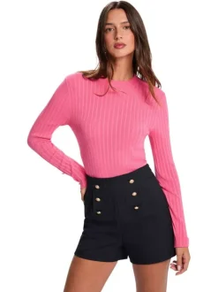 Short marine orné d'un motif rayé et pourvu d'une fermeture zippée