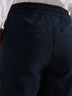 Short marine uni pourvu d'une coupe large et d'une taille intermédiaire