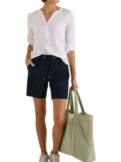 Short marine uni pourvu d'une coupe large et d'une taille intermédiaire