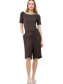 Short marron uni pourvu de détails plissés et de multiples poches