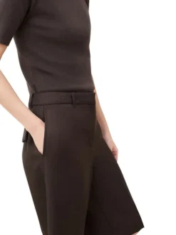 Short marron uni pourvu de détails plissés et de multiples poches