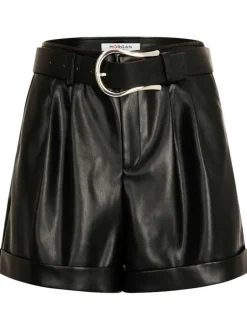 Short noir en simili cuir avec une coupe droite et une taille haute