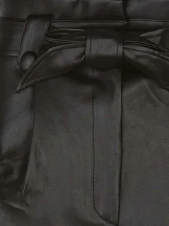Short noir en simili cuir avec une coupe paper bag et ceinture