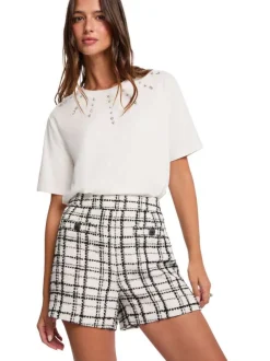 Short noir et blanc à carreaux avec une coupe droite et un zip sur le côté