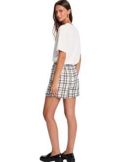 Short noir et blanc à carreaux avec une coupe droite et un zip sur le côté