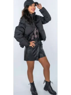Short noir uni aspect cuir avec une taille élastiquée et une coupe courte