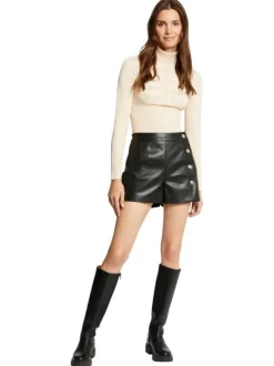 Short noir uni avec une coupe droite et des boutons dorés décoratifs