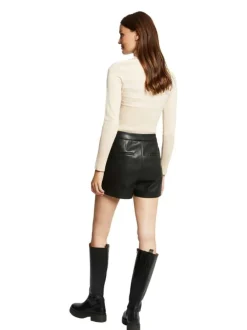 Short noir uni avec une coupe droite et des boutons dorés décoratifs