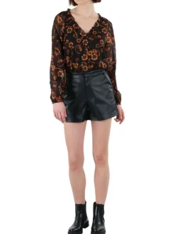 Short noir uni en similicuir avec une coupe courte et 2 poches latérales
