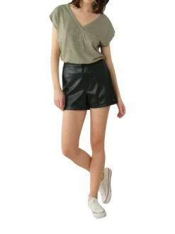 Short simili cuir noir uni avec une coupe droite et des passants pour ceinture