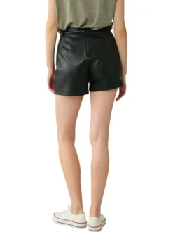 Short simili cuir noir uni avec une coupe droite et des passants pour ceinture