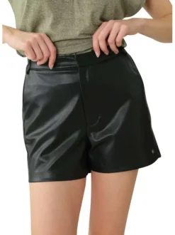 Short simili cuir noir uni avec une coupe droite et des passants pour ceinture