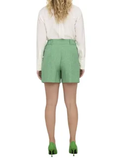 Short vert uni avec une coupe chino et 4 passants à la taille
