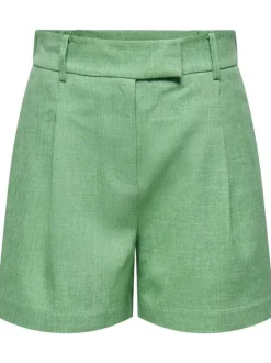 Short vert uni avec une coupe chino et 4 passants à la taille