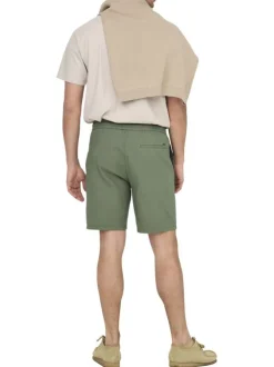 Short vert uni en coton et lin mélangé avec une coupe droite
