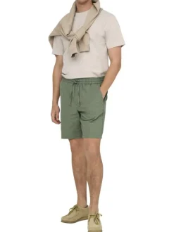 Short vert uni en coton et lin mélangé avec une coupe droite
