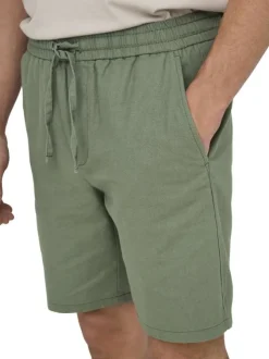 Short vert uni en coton et lin mélangé avec une coupe droite