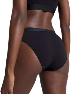 Slip noir uni avec nom de la marque inscrit sur la bande élastiquée