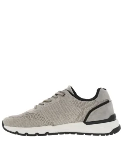 Sneakers beiges en maille avec des détails noirs et à lacets ronds