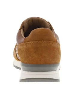Sneakers en cuir brun à talon plat et à lacets plats et trous d'aération carrés