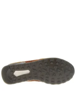 Sneakers en cuir brun à talon plat et à lacets plats et trous d'aération carrés