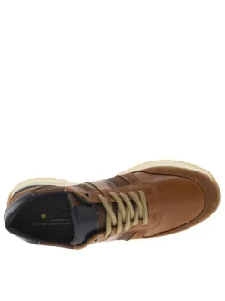 Sneakers en cuir camels et marrons avec des surpiqûres beiges à semelle plate