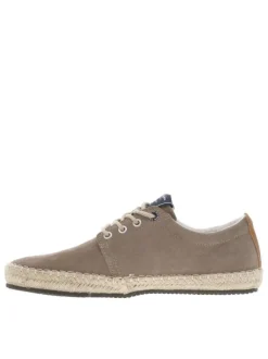 Sneakers en cuir taupes en daim à semelle plate et à lacets ronds
