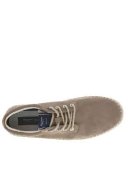 Sneakers en cuir taupes en daim à semelle plate et à lacets ronds