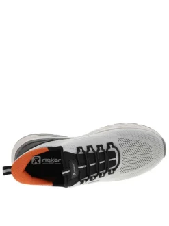 Sneakers grises à talon compensé bas avec une fermeture slip-on