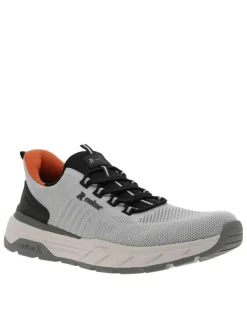 Sneakers grises à talon compensé bas avec une fermeture slip-on