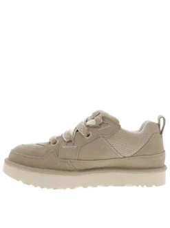 Sneakers larges en cuir taupe en daim à semelle plate et à lacets plats