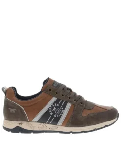 Sneakers marron plates avec des lacets plats et des dessins sur la semelle