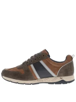 Sneakers marron plates avec des lacets plats et des dessins sur la semelle