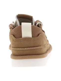 Sneakers naturelles en cuir avec un talon plat et des lacets blancs et marron