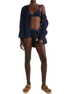Soutien-gorge marine unie avec des détails en dentelle bleue