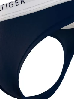 String bleu marine uni avec une ceinture élastiquée et le logo de la marque