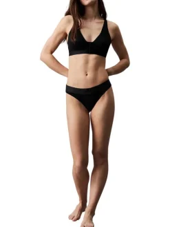 String noir en dentelle zébrée avec une ceinture élastiquée large